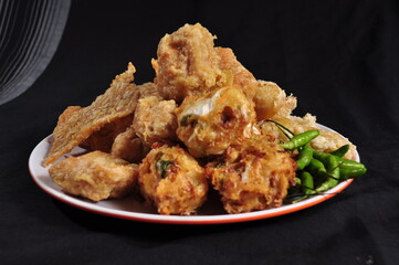 various fried foods, made from tempeh, tofu, bakwan, banana and sweet potato