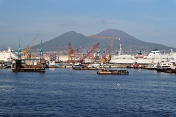Fototapeta premium Napoli - Panorama del Vesuvio dal porto