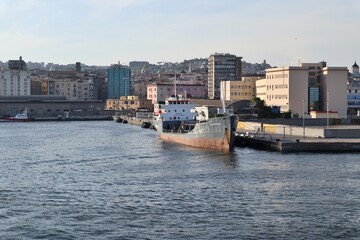 Naklejka premium Napoli - Scorcio del molo Calata di Massa dal traghetto in arrivo