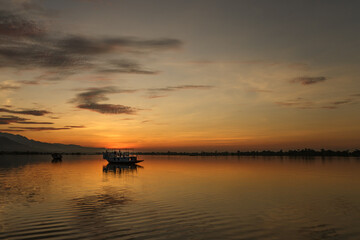 Fototapeta na wymiar Sun rising at lake
