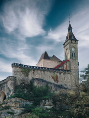 Notre-Dame de Rocamadour en Occitanie. Son château et ses remparts construit sur un rocher au...
