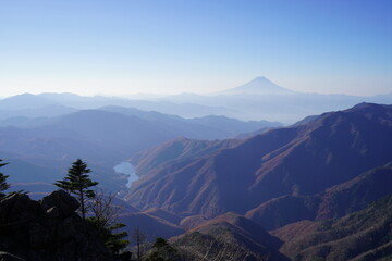 ダム湖と富士山
