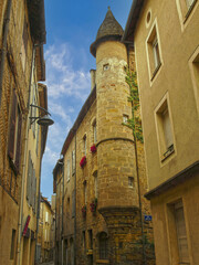 Saint-Céré au nord-est du Lot en Occitanie. Ruelles étroites bordées de vielles maisons d'architecture médiévales à petites tours rondes
