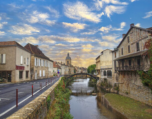 Saint-Céré village médiéval au nord-est du Lot en Occitanie. Ruisseau la Bave et Quai des...