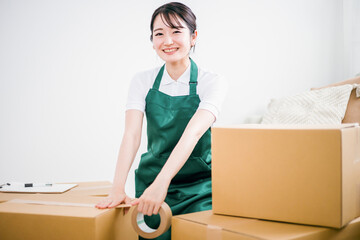 引越し作業をする女性（梱包）
