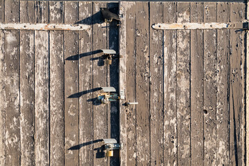 Ein Garagentor mit vier Schlössern