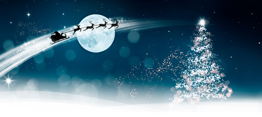 Plakat Santa Claus im Schlitten über einer Schneelandschaft bei Nacht