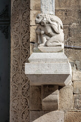 Acerenza, Potenza. Colonna con scultura sulla facciata