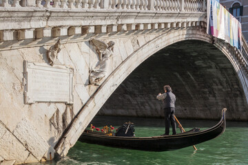 Venezia. Ponte di Rialto, Dettaglio della facciata con gondoliere in transito - obrazy, fototapety, plakaty