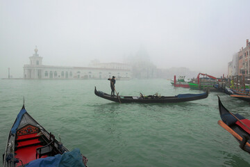 Venezia. Bacino di san Marco con gondole verso la Dogana e La Salute nella foschia.