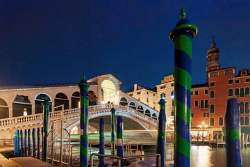 Venezia. Riva del Ponte di Rialto con scia di Vaporetto in transito di notte