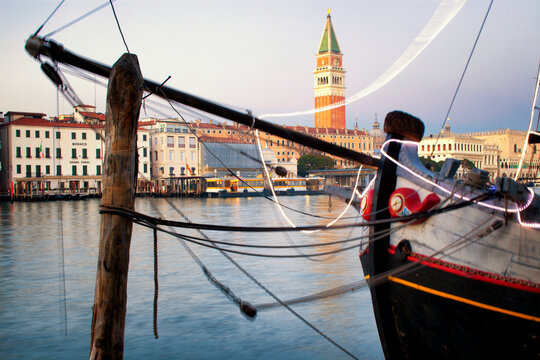 Venezia. Punta della Dogana con bragozzo Il Nuovo Trionfo all'ancora verso Piazza San Marco.