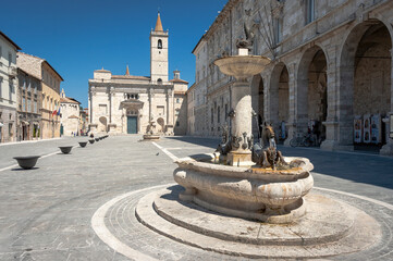 Ascoli Piceno. Fontana Orientale di Piazza Arringo
