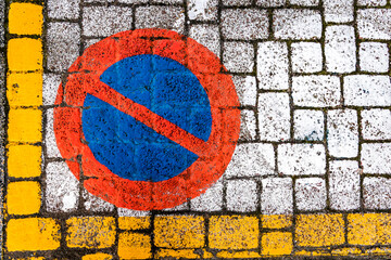 Marquage stationnement interdit peint sur le bitume