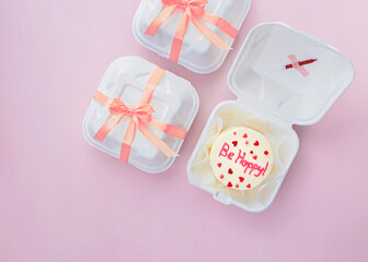 Bento cake with text Be happy in takeout box