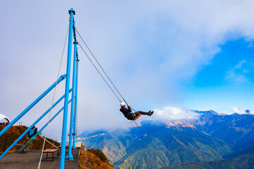 Obraz premium Swings above clouds, Rosa Peak, Sochi