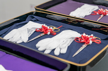 テープカットに使う手袋とハサミ