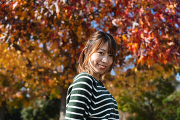 公園を散策する女性