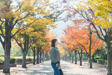 Fototapeta premium 紅葉と女性