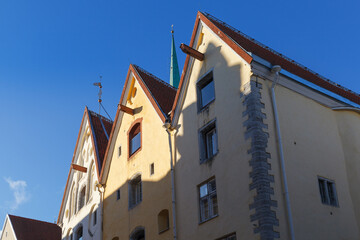 Obraz premium Oldest houses called Three Sisters. Streets of old town of Tallinn. Autumn daytime.
