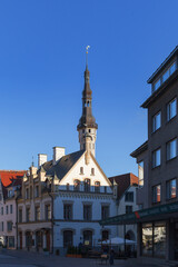 Obraz premium TALLINN, ESTONIA - OCTOBER, 11, 2021: Townhall tower. Streets of old town of Tallinn. Autumn daytime.