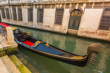 Fototapeta na wymiar Tourists travel on gondolas at canal