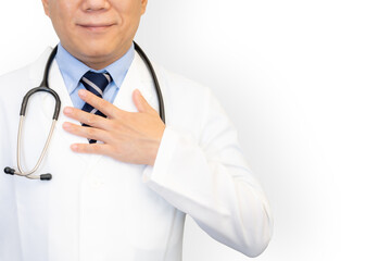 胸に手を当てる男性医師