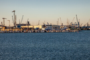 Fototapeta premium Vista de, Santurce (Santurtxi) desde el paseo de Portugalete en Vizcaya, País Vasco