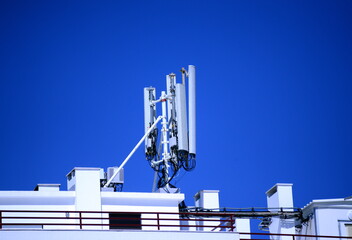 Antenna ripetitore telefonia su edificio urbano