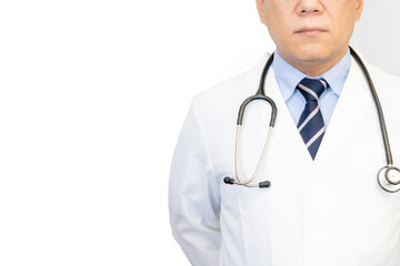 Fototapeta premium 後ろで手を組む男性医師