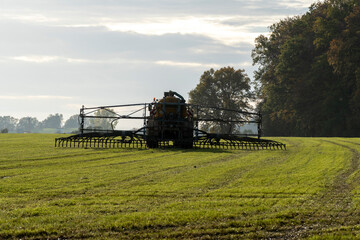 Obraz premium Injection of liquid manure with an liquid manure spreader