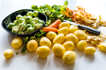 Geschälte Kartoffeln Rosenkohl und Karotten auf dem Küchentisch
