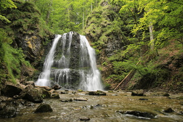Fototapeta na wymiar Wasserfall in den Bergen