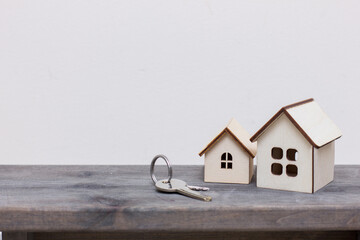 Small wooden houses stand on the board and next to the keys