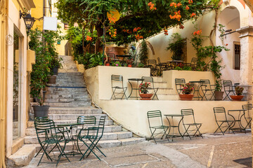 Fototapeta na wymiar Cafe in einer Gasse der Altstadt von Kerkyra, Korfu