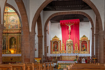 Fototapeta na wymiar La Gomera Kanaren Kirche Innen Selektive Schärfe durch offene Blende