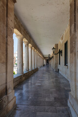 Säulengang im Gouverneurspalast in Kerkyra, Korfu