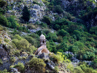 Kotor jest jednym z najlepiej zachowanych średniowiecznych miast w południowo-wschodniej Europie, pełen zabytkowych budowli. Stare Miasto otoczone jest średniowiecznymi murami miejskimi, które łączą s © JDziedzic