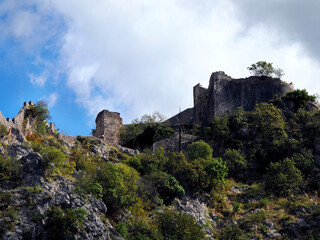 Kotor jest jednym z najlepiej zachowanych średniowiecznych miast w południowo-wschodniej Europie, pełen zabytkowych budowli. Stare Miasto otoczone jest średniowiecznymi murami miejskimi, które łączą s © JDziedzic