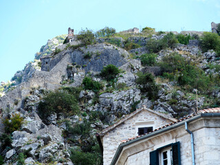 Kotor jest jednym z najlepiej zachowanych średniowiecznych miast w południowo-wschodniej Europie, pełen zabytkowych budowli. Stare Miasto otoczone jest średniowiecznymi murami miejskimi, które łączą s © JDziedzic