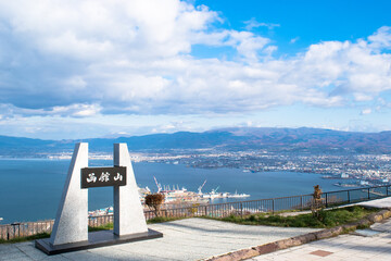 函館山展望台のモニュメントと函館湾