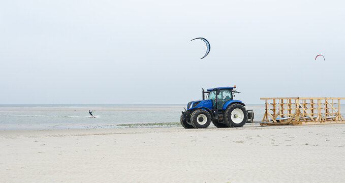 Traktor vom Surfcamp wartet am Meer auf die Kitesurfer