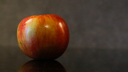 Fototapeta na wymiar red apple on a table