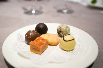 Süße Pralinen-Variation als Dessert