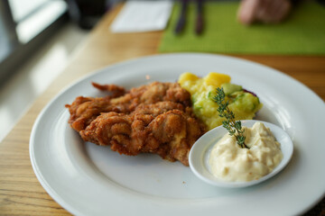 Frittiertes Schnitzel mit Kartoffelsalat