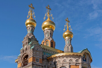 Detailansicht von den Türmchen mit Kreuzen und goldenen Kuppeln der Russischen Kapelle HL Maria Magdalena auf der Mathildenhöhe in Darmstadt