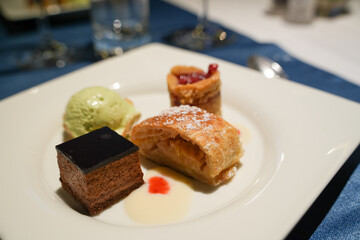 Wiener Variation zum Nachtisch mit Eis, Kuchen und Apfelstrudel