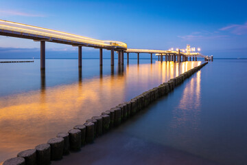 Obraz premium Seebrücke an der Ostsee in Koserow auf Insel Usedom am Abend