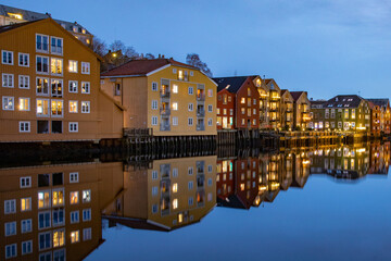 Obraz premium Walking along the Nidelven (river) on a cold winter's day in Trondheim city, Trøndelag, Norway