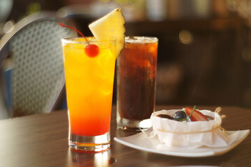 Beverage : Fruit punch and Americano coffee with cake